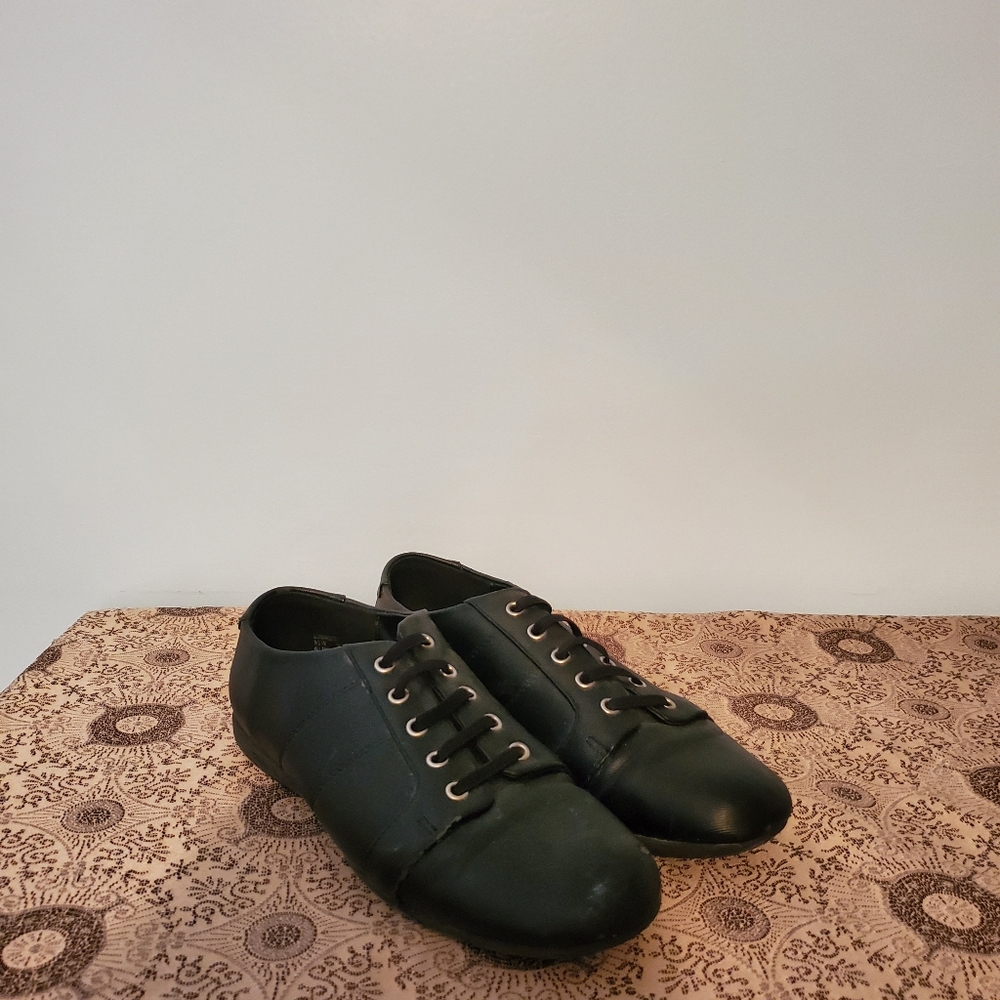 womans dark black shoes